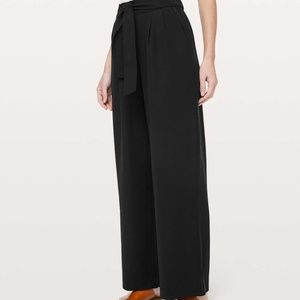 Lululemon Noir Pant (sz 6, but fits sz 4)